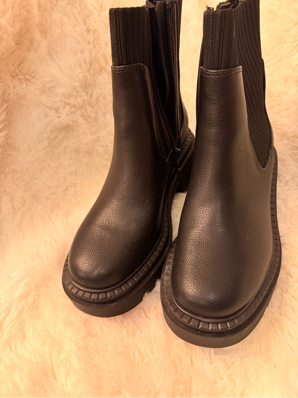 Universal Thread Black Ribbed Chelsea Ankle Boots - Picture 2 of 4